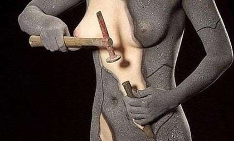 Cuerpo de mujer con partes de concreto que ella misma remueve con un martillo y un cincel